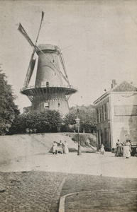 879241 Gezicht op de molen De Meiboom op het Paardenveld te Utrecht, met op de voorgrond groepjes vrouwen met een ...